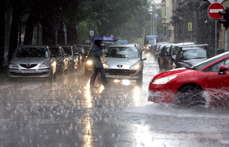 Obilna kiša stvara probleme u prometu: Poplavljena cesta u Novom Vinodolskom, nesreće, odroni...