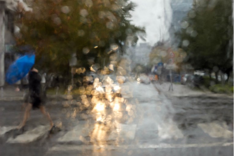Upozorenje iz HAK-a: Kiša i mokri kolnici usporavaju promet