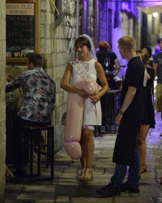 Što će tek Dubrovnik reći na ovo: Nakon gologuze strankinje, ova je slavljenica otišla korak dalje
