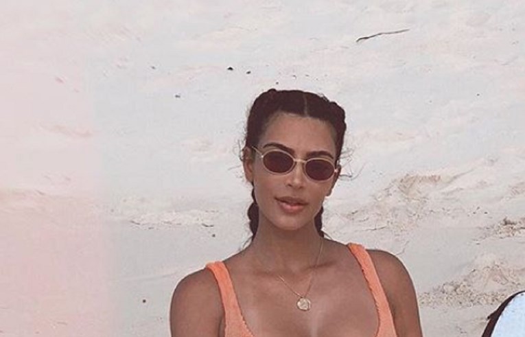 Kim Kardashian posjetila nećakinju i prevarenu sestru pa pokazala dekolte u oskudnom bikiniju