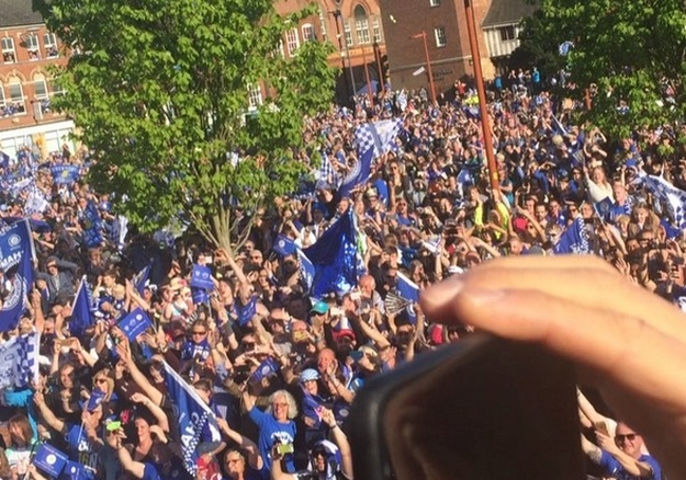 I Kramarić slavio s prvacima: Pogledajte što je snimio iz Leicesterovog autobusa