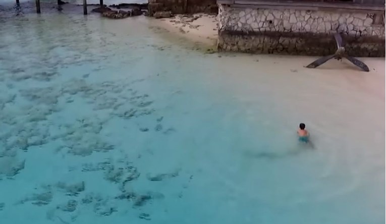 VIDEO Dječak je bezbrižno plivao, nije imao pojma koliko je blizu smrti