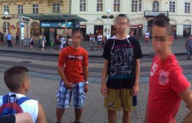 Skupina neodgojenih klinaca priredila rasistički incident na Trgu, htjeli tući turista jer je crnac