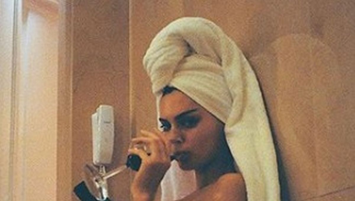 Kendall Jenner pozirala polugola, fanovi uočili čudan detalj i optužili je za Photoshop