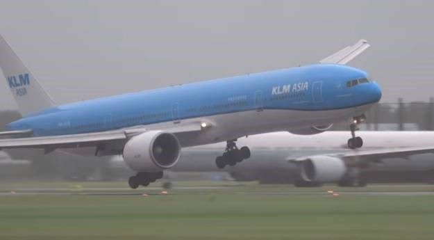 Snažan vjetar opasno zaljuljao Boeing 777 nekoliko sekundi prije slijetanja u Amsterdam