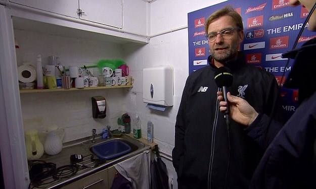 Klopp upoznao draži FA Kupa: Intervju dao u čajnoj kuhinji, primio poklon od ekscentričnog kolege