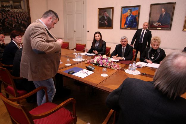 Odbijen Reinerov prijedlog da se na sjednici u petak rasprava ograniči samo na klubove zastupnika