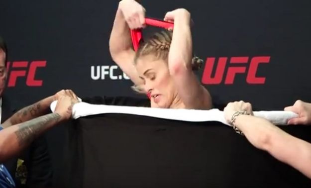 VIDEO Prekrasna borkinja prošla vagu tek nakon što je skinula sve sa sebe