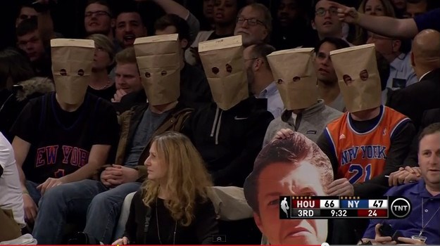Navijači Knicksa stide se najgoreg kluba u NBA: 14. poraz zaredom gledali s papirnatim vrećicama na glavi!