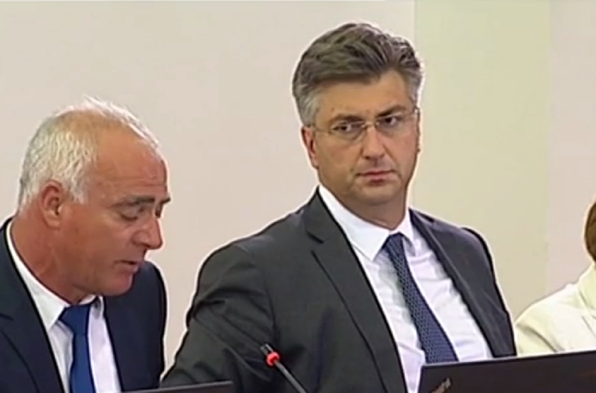 SJEDNICA U KNINU Plenković se hvali zakonom koji će nas koštati pola milijarde kuna