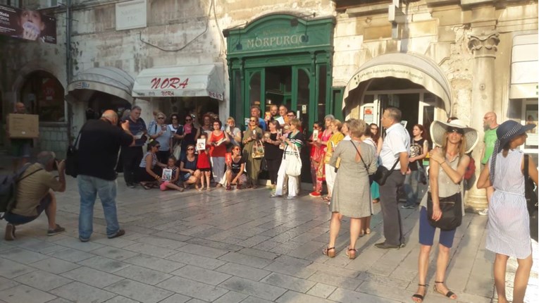 Splićani danima kukali zbog zatvaranja knjižara, na prosvjedu ih se pojavilo jedva pedesetak