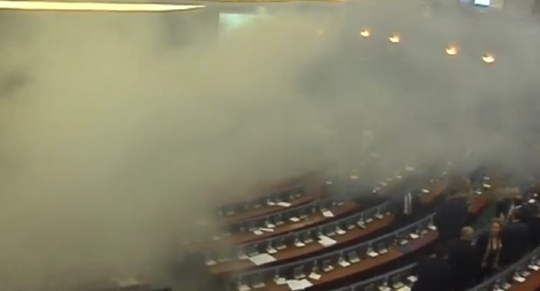 Bačen suzavac u kosovskom parlamentu, pogledajte snimku