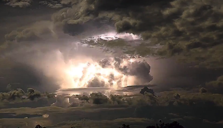 VIDEO Snimio mega-oluju koja izgleda kao da najavljuje kraj svijeta