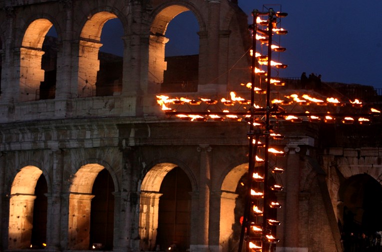 U Rimu počeo križni put, sirijska obitelj će nositi križ oko Koloseuma