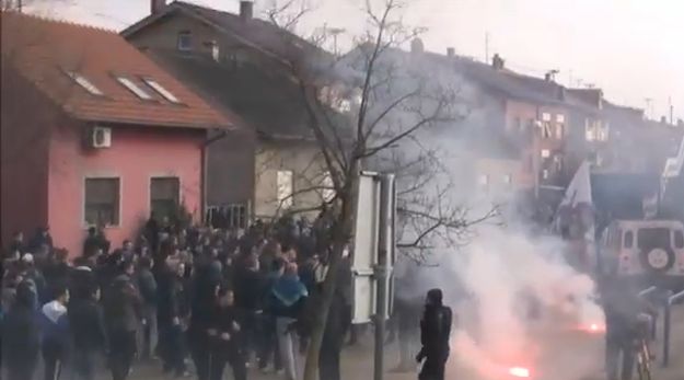 Vatreni susret Kohorte i Torcide: Gađali se bakljama preko policije