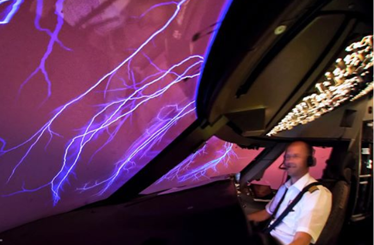 Pilot snima nevjerojatne fotke oluja, polarnog svjetla i zvjezdanog neba na visini od 12.000 metara