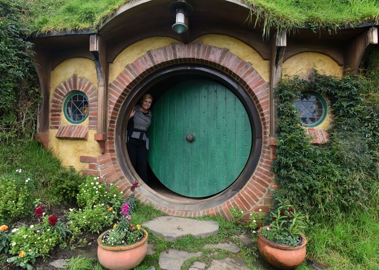 Kolinda tijekom službenog putovanja svratila u Hobbiton i naslikavala se oko kuće Bilba Bagginsa