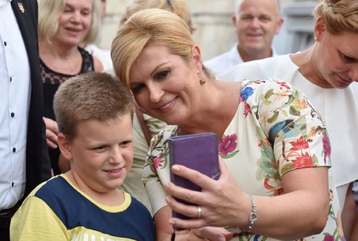 Kolinda na Fejsu skuplja lajkove fotografijama s djecom