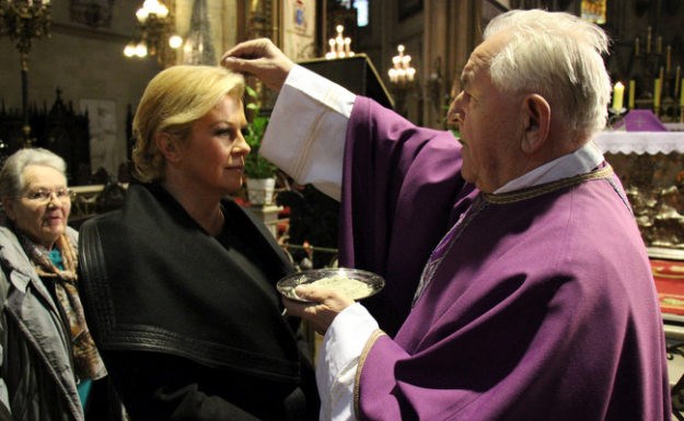 Kolindu svećenik posuo pepelom
