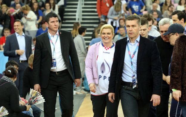 Kolinda pozirala s navijačima i u rasprodanoj Areni
