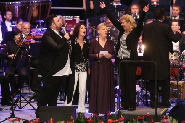 Kolindin show: Predsjednica izašla na pozornicu i zapjevala s glazbenim zvijezdama