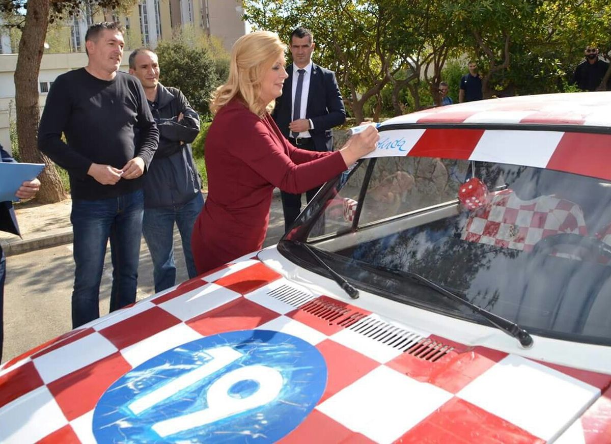Mamićeva prijateljica Kolinda ulizuje se navijačima potpisom na legendarni kockasti golf