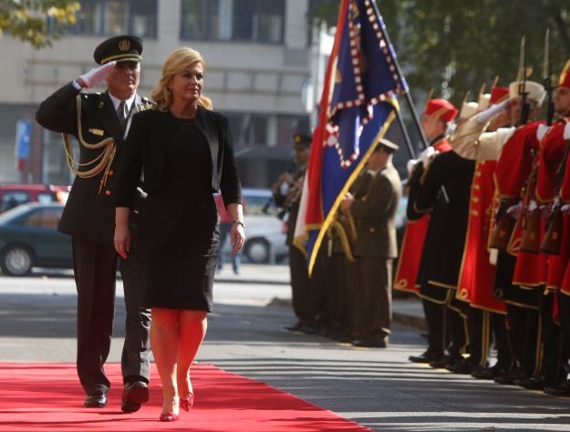 FOTO Kolinda postrojila vojsku u najseksi štiklama koje ima