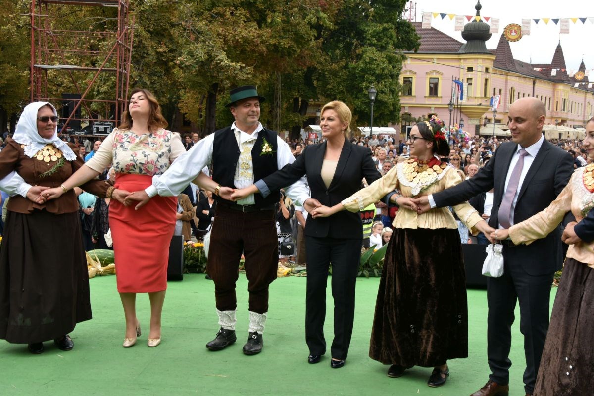 Kolinda s ministricom Žalac zaplesala kolo na Vinkovačkim jesenima