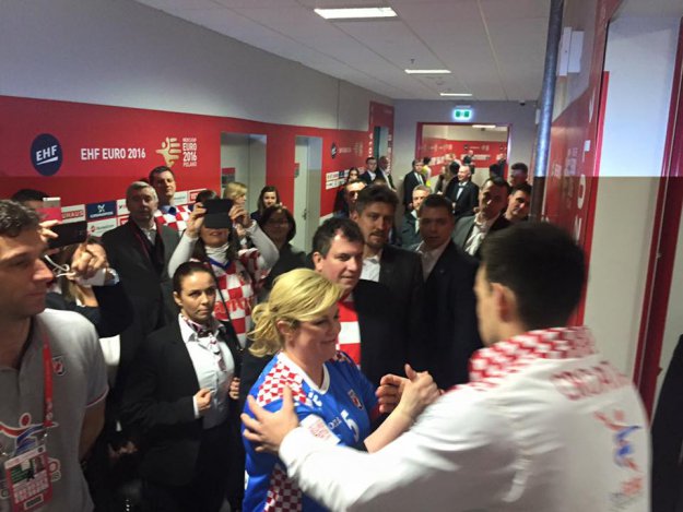 Kolinda i Jakov ispratili rukometaše na teren