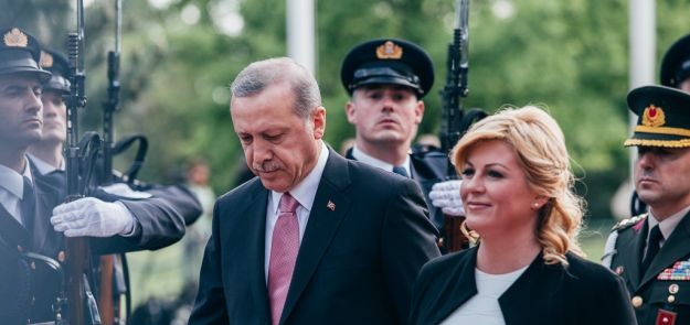 FOTO Kolinda Erdogana dočekala u haljini zbog koje su joj svi gledali u grudi