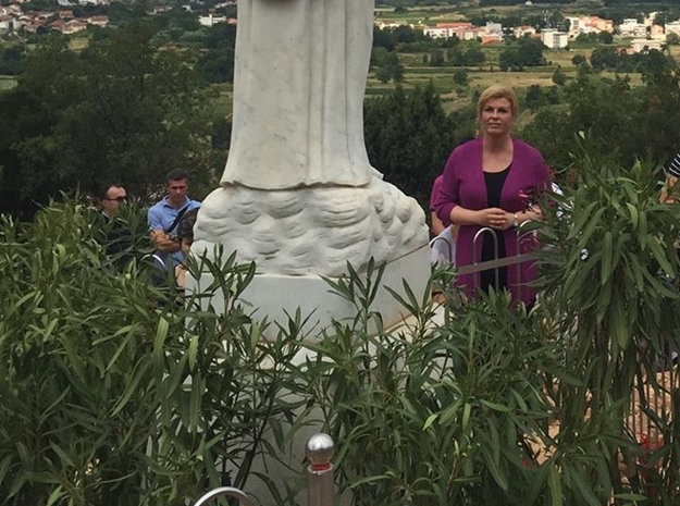 Kolinda s Gospom u Međugorju skuplja lajkove na Facebooku