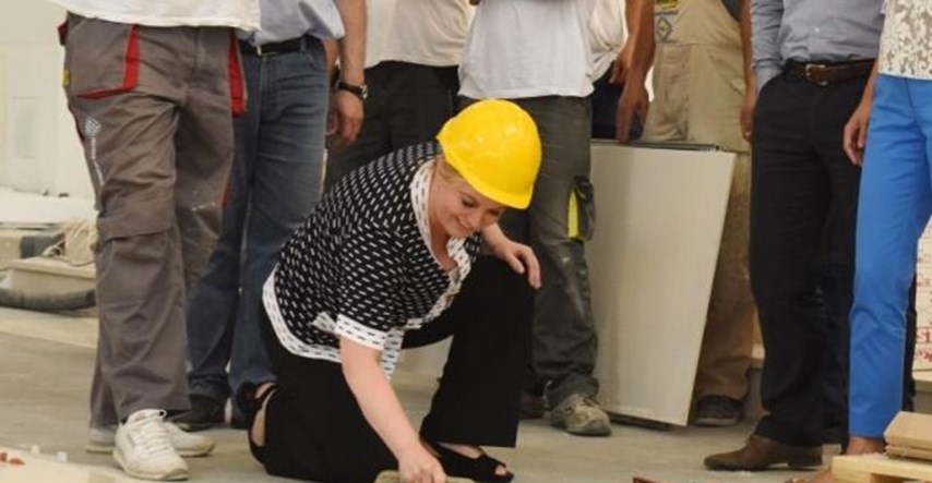 Kolinda se bacila na posao: Na gradilištu nove crkve lijepila pločice