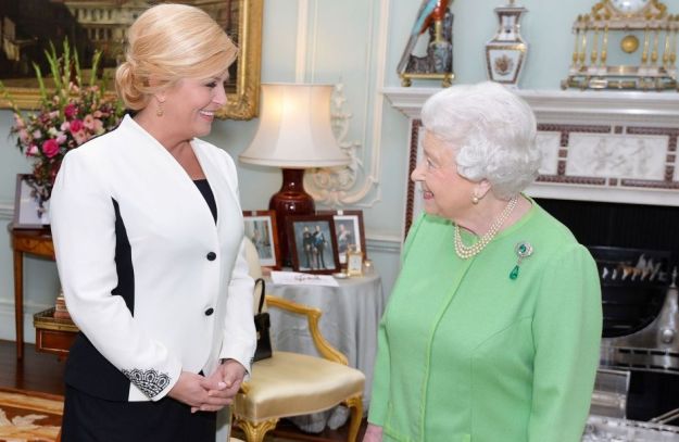 Čipka na rukavima i crvene štikle: Evo u čemu je Kolinda došla pred kraljicu Elizabetu