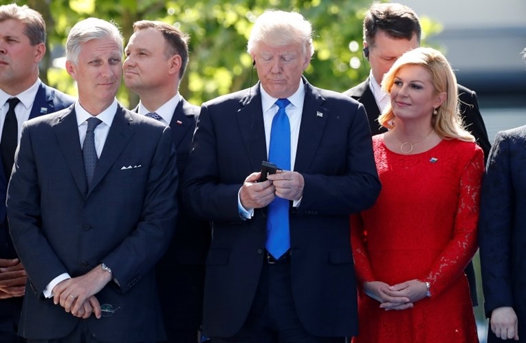 FOTO Kolinda se ponosno ugurala uz rame Trumpu, gledala ga kao da je Bog