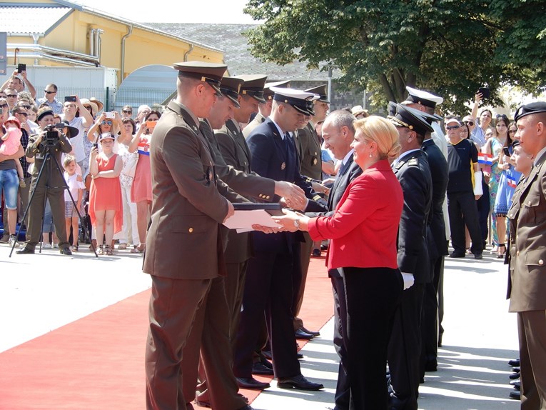 Kolinda s Vučićeve inauguracije stigla u Vukovar na promociju polaznika vojnih škola