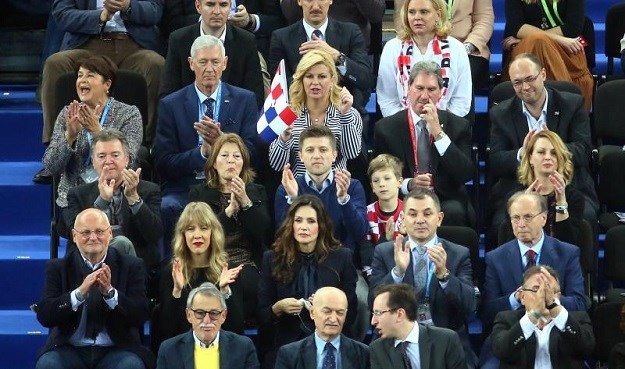 FOTO Kolinda naoružana navijačkim rekvizitima na finalu Davis cupa i zaplesala