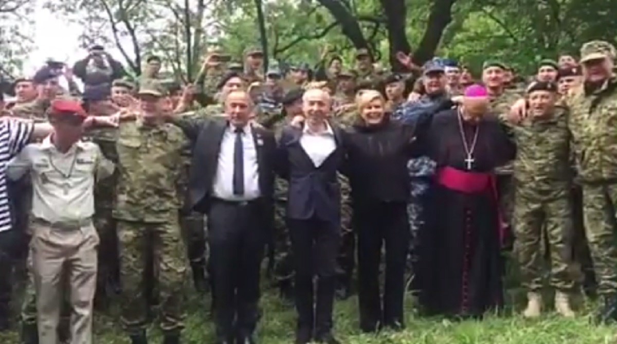 VIDEO Ovako se Kolinda na vaš račun zabavlja u Lourdesu - grli biskupa i pjeva Thompsona