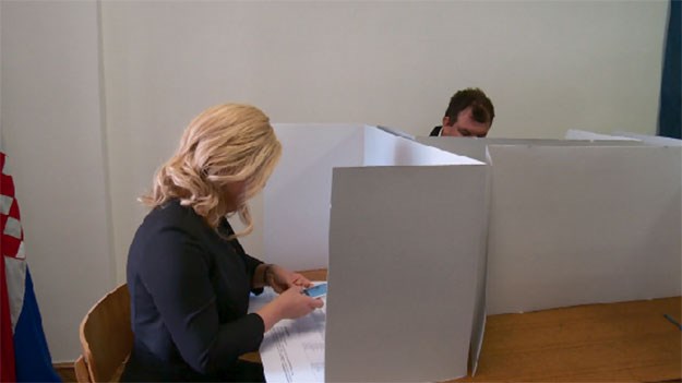 Kome se to Kolinda mora dokazivati: Predsjednica fotografirala izborni listić