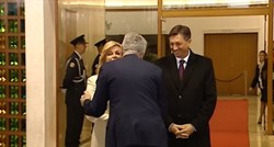 Kolinda se htjela izmaknuti: Nikolić je poljubio "po srpski", triput