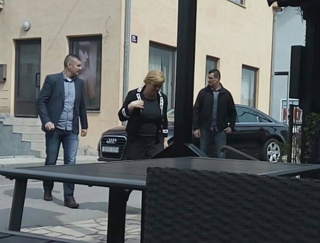 FOTO Kolinda i Orešković zajedno na ručku, snimili ih na ulazu u konobu