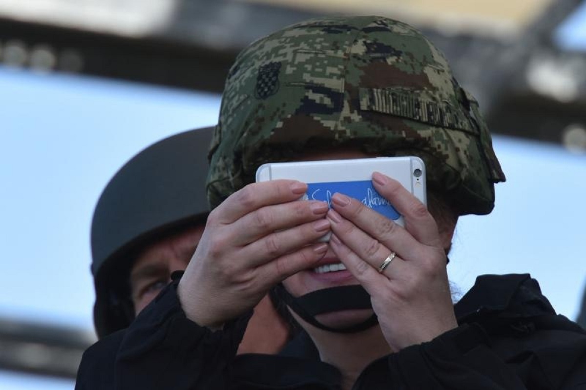 FOTO Što radi Kolinda dok propada Agrokor? Snima selfije