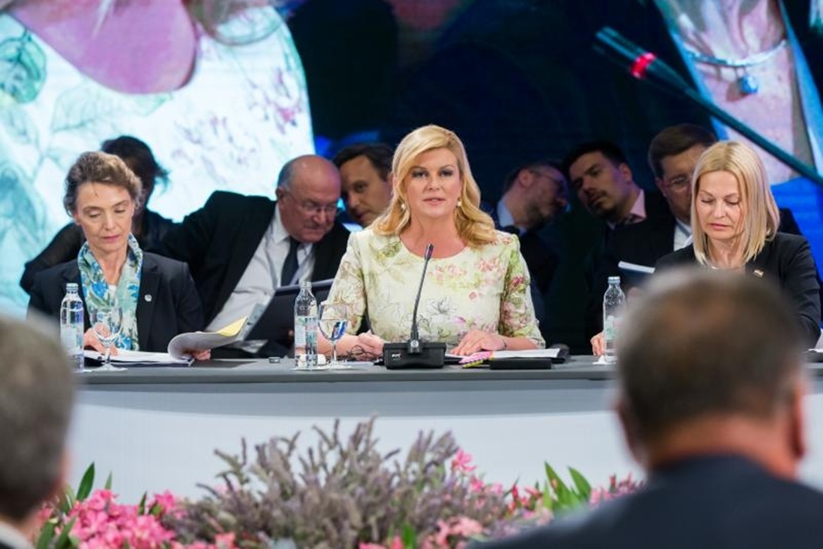 FOTO Kolinda utegnula struk u cvjetnu haljinu i sa širokim osmijehom pozirala s Vučićem