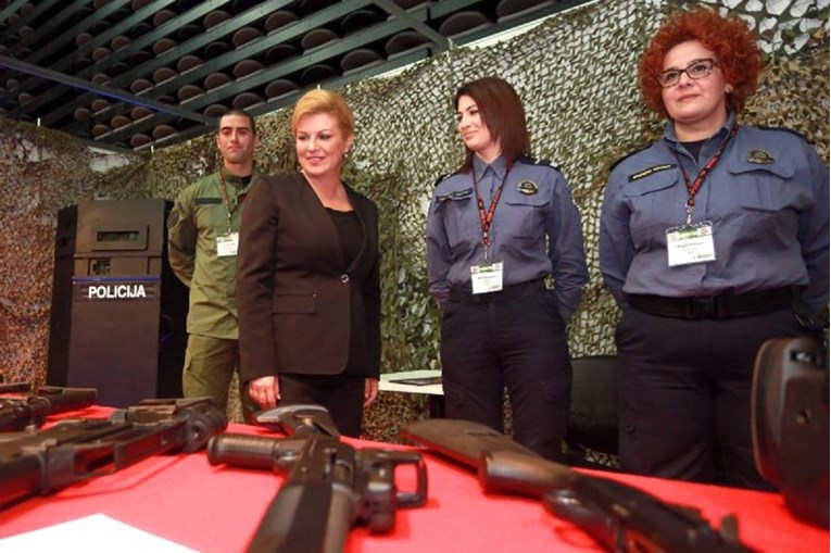 Kolinda hvalila hrvatske puške i pištolje na izložbi vojne opreme