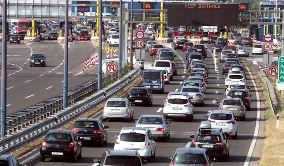 GUŽVA NA CESTAMA Gust promet prema moru, vozi se u kolonama