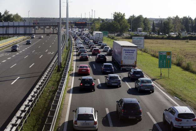 Bura divlja Dalmacijom: Stvaraju se kolone - prevrnuo se kamion pa se sudarila dva automobila
