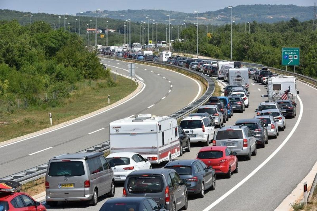 Zbog velikih gužvi policija poslala posebno upozorenje i savjete vozačima