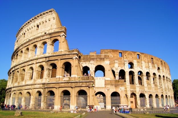 Nisu znale koliko je to ozbiljno: Uhićene jer su urezale inicijale na zid rimskog Koloseuma