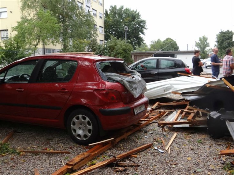 FOTO Strašni prizori iz Čakovca, oluja uništila sve pred sobom: "Krov se slomio u jednoj sekundi"