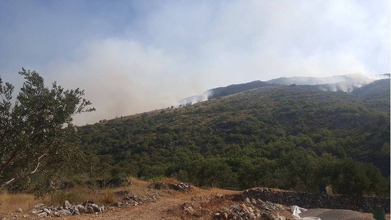 Požar u Konavlima je i dalje aktivan, približio se na 500 metara od naselja