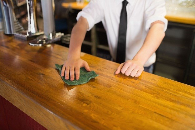 Vlasnik kafića u Karlovcu prebio konobara jer je popio nekoliko piva, a nije ih platio